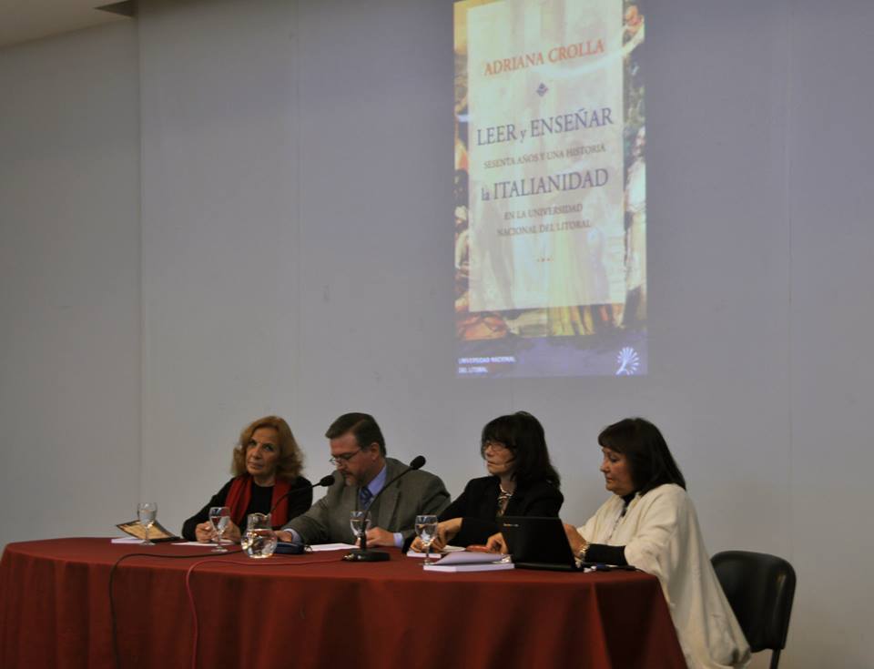  Dra. Griselda Tessio (UNL - Diputada Provincial), Profesor Claudio Lizárraga (Decano FHUC).
 la Dra. Susana Romano  Sued (UN Córdoba), la Autora Adriana Crolla.